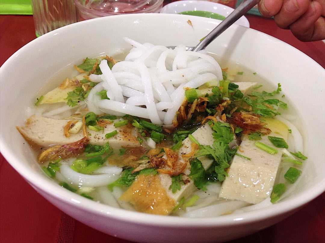 Bánh canh Quy Nhơn thơm ngon cùng chả cá vàng giòn