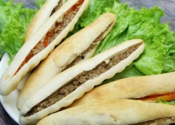 Các topping đầy ú ụ trong bánh mì que