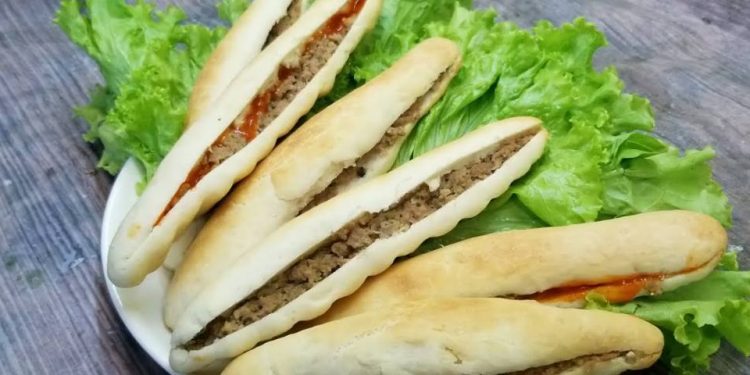 Các topping đầy ú ụ trong bánh mì que