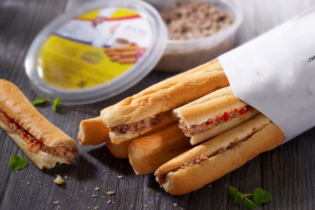 Trình bày một đĩa bánh mì đẹp mắt