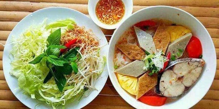 Sơ chế cá là công đoạn quan trọng giúp món bún thêm ngon