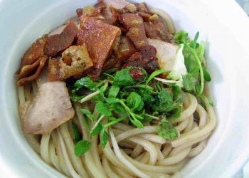 Sợi mì dai hòa quyện cùng vị thanh ngọt của nước dùng