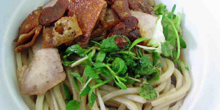 Sợi mì dai hòa quyện cùng vị thanh ngọt của nước dùng