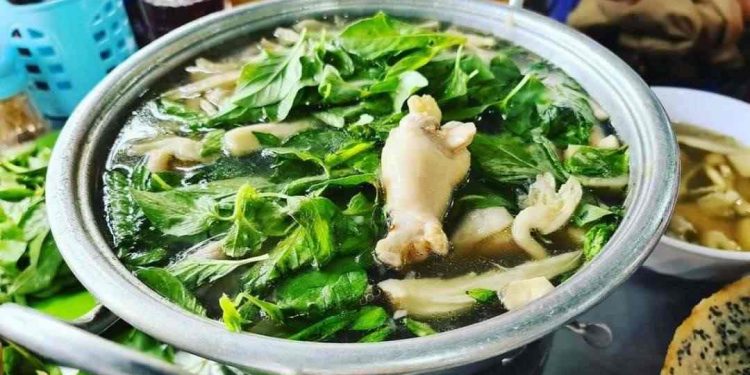 Món lẩu gà lá é hấp dẫn bậc nhất Đà Lạt