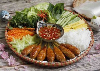 Nem lụi là món ăn đường phố vô cùng phổ biến trong giới ẩm thực 