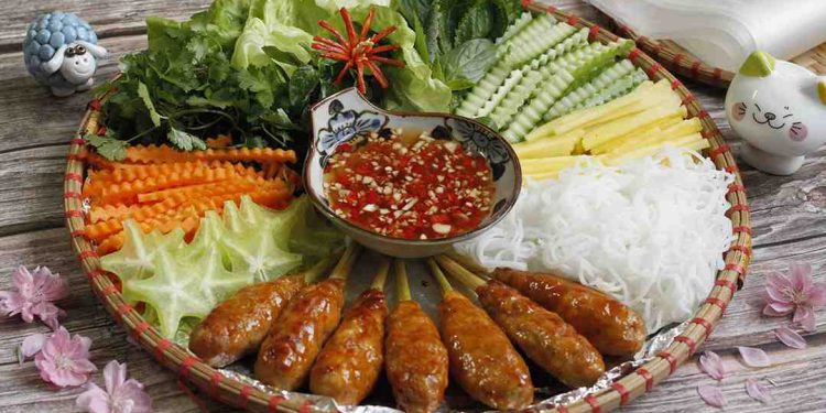 Nem lụi là món ăn đường phố vô cùng phổ biến trong giới ẩm thực