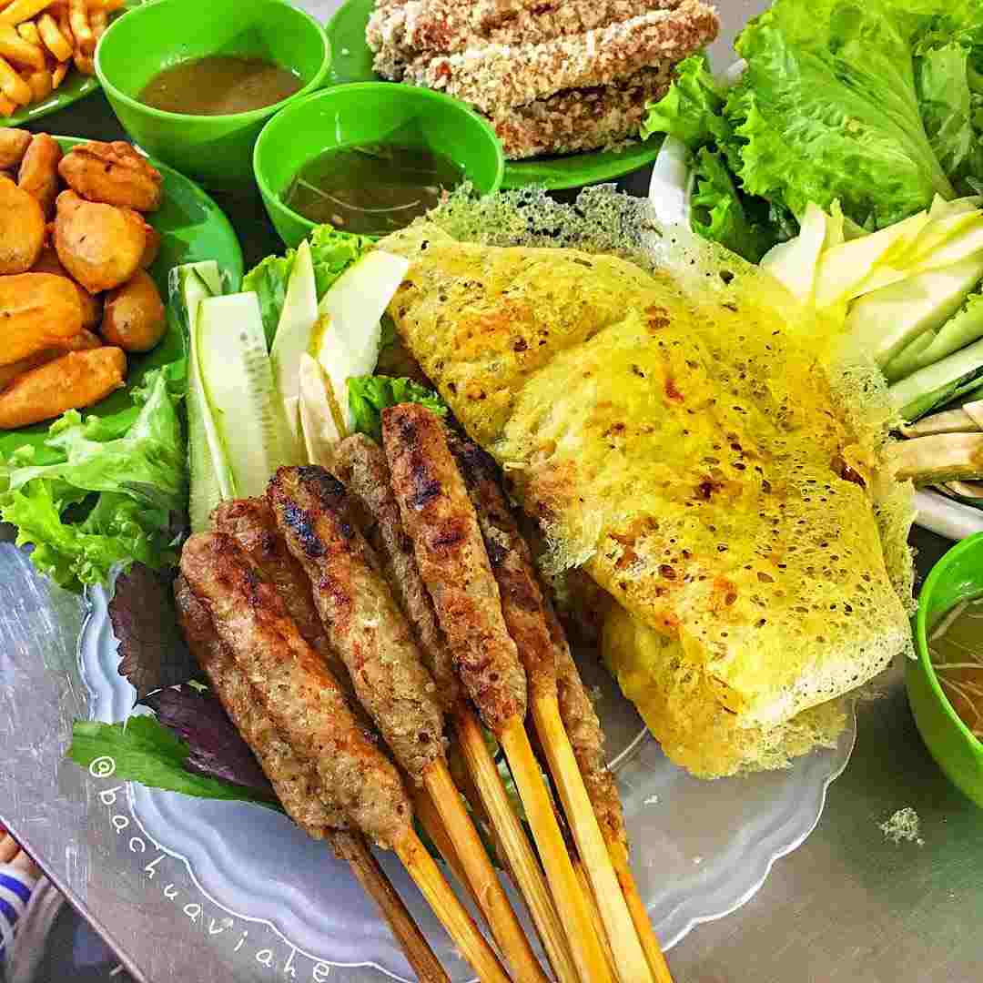 Nem lụi có thể cuốn bánh tráng cùng với bánh xèo cực ngon