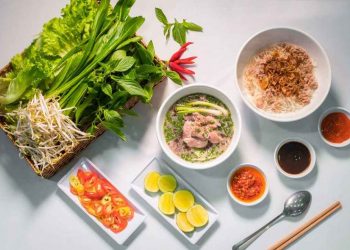 Phở khô Gia Lai được phục vụ với 2 tô bánh phở và nước dùng riêng