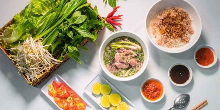Phở khô Gia Lai được phục vụ với 2 tô bánh phở và nước dùng riêng