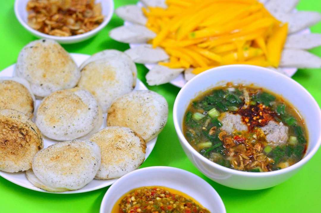 Thưởng thức bánh căn Phan Thiết đúng điệu