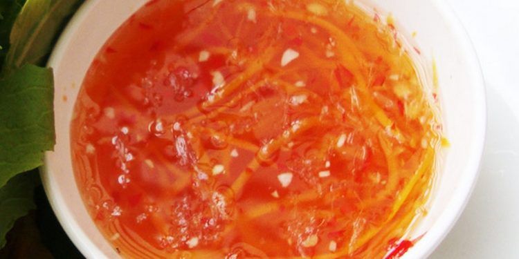 Nước chấm bánh bèo chua ngọt đã hoàn thành hấp dẫn