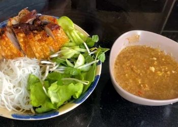 Bún heo quay mắm nêm là một món ăn vô cùng quen thuộc