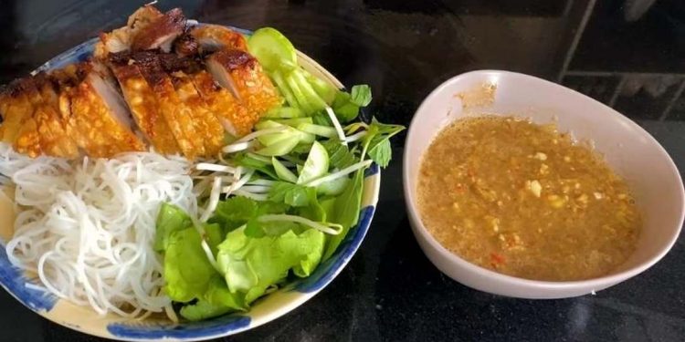 Bún heo quay mắm nêm là một món ăn vô cùng quen thuộc