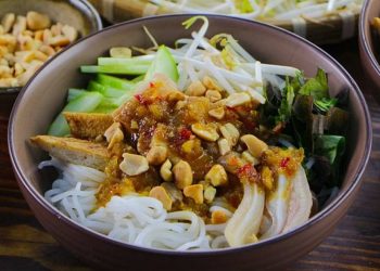 Bún mắm nêm chả cá đầy hấp dẫn, hương vị khó quên