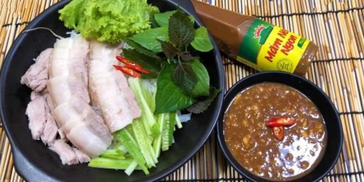 Cách làm bún mắm nêm thịt luộc đậm đà