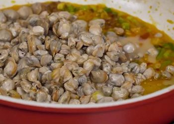 Bún hến cũng là nét ẩm thực độc đáo của vùng cố đô kinh kỳ. 