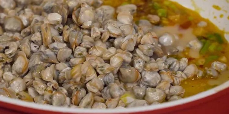 Bún hến cũng là nét ẩm thực độc đáo của vùng cố đô kinh kỳ.