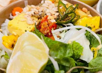 Mì Quảng chay thanh đạm, nước dùng có vị ngọt thanh