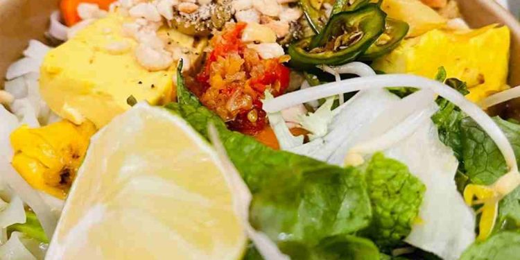 Mì Quảng chay thanh đạm, nước dùng có vị ngọt thanh