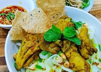 Mì quảng gà là món ăn đặc sản nổi tiếng của miền Trung