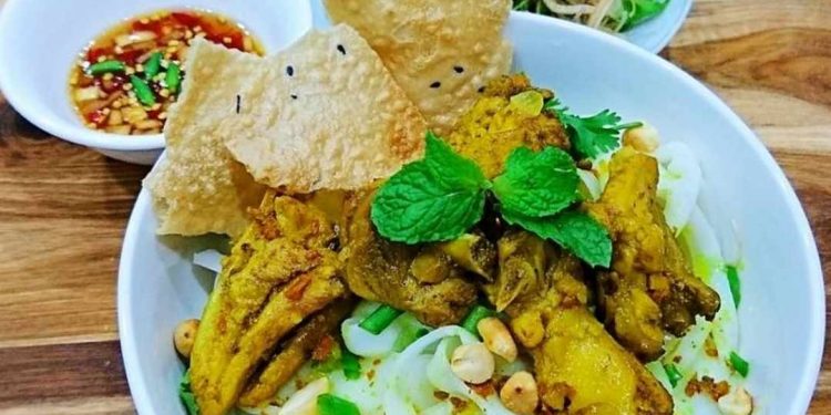 Mì quảng gà là món ăn đặc sản nổi tiếng của miền Trung