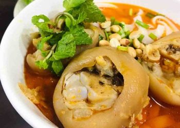 Mì quảng giò heo có màu vàng thơm bắt mắt