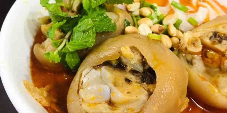 Mì quảng giò heo có màu vàng thơm bắt mắt