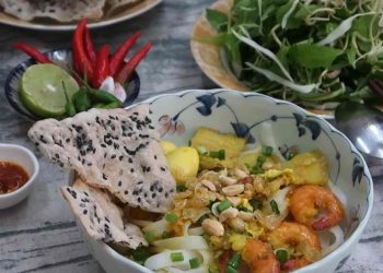 Món mì quảng tôm thịt thơm ngon