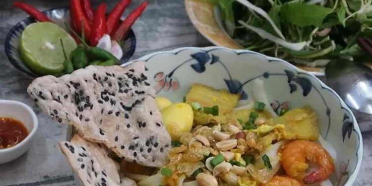 Món mì quảng tôm thịt thơm ngon