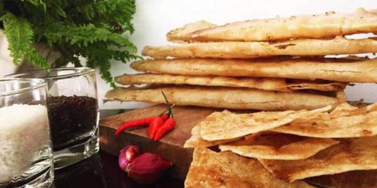 Bánh Tráng Nướng cùng Mắm Ruốc là món ăn ngon và dễ làm