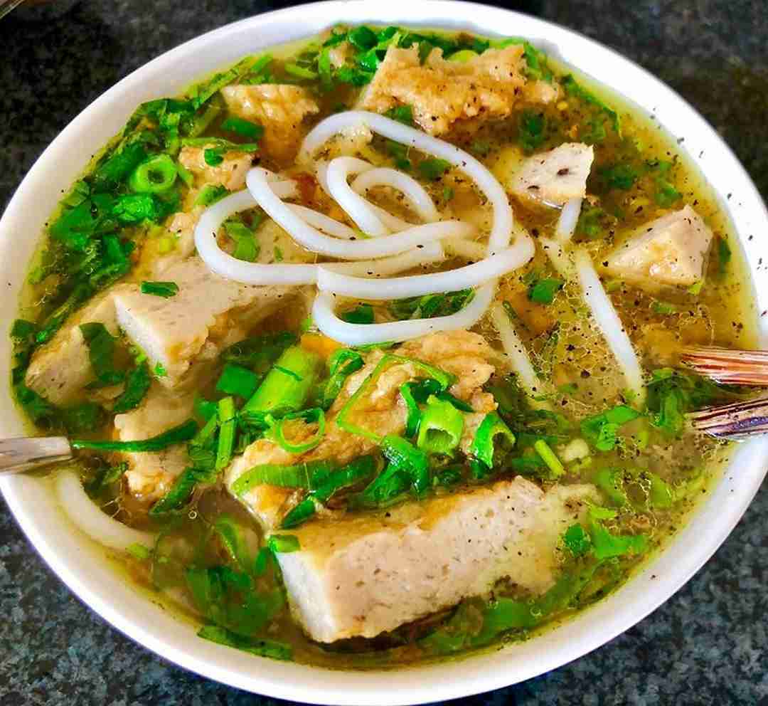 Bánh canh chả cá Quy Nhơn là món ăn nổi tiếng của miền Trung