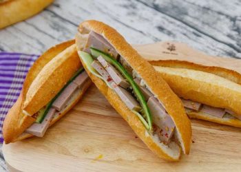 Bánh mỳ chả bò là món ăn ngon và dễ làm.