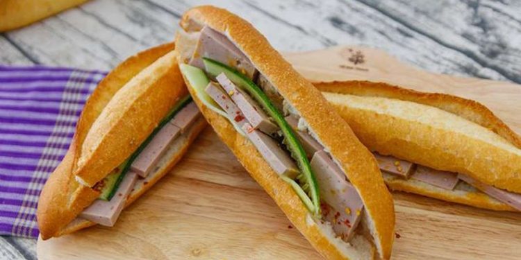 Bánh mỳ chả bò là món ăn ngon và dễ làm.