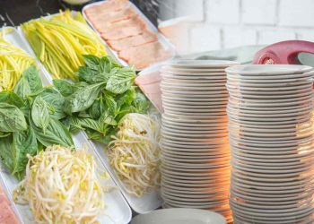 Bánh Ướt Chồng Dĩa là món ăn ngon và hấp dẫn của người Việt.