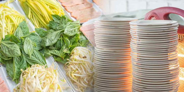 Bánh Ướt Chồng Dĩa là món ăn ngon và hấp dẫn của người Việt.