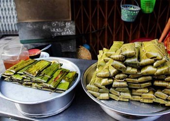 Quán bán bánh nậm ở Sài Gòn