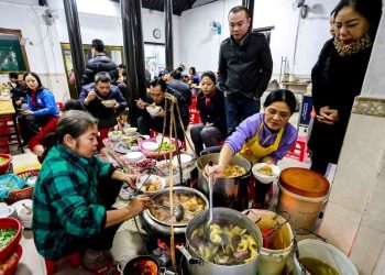 Bún bò Huế là món ăn nổi tiếng của thành phố Huế.