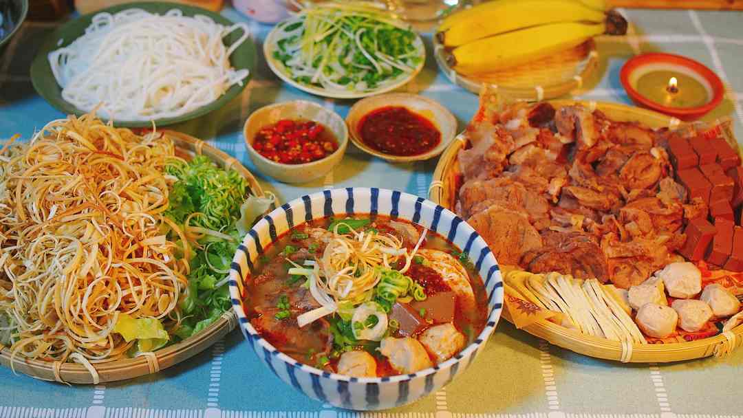 Bát bún ở quán có vị cay đặc trưng cùng vị ngọt từ xương ninh kỹ.