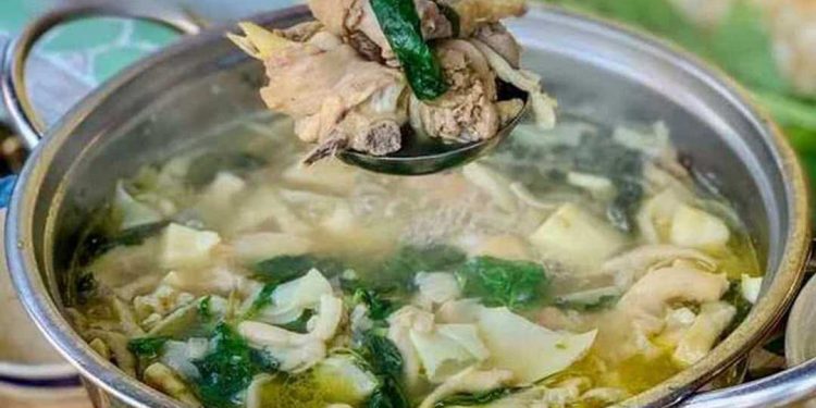 Lẩu gà lá é là món ăn ngon và hấp dẫn