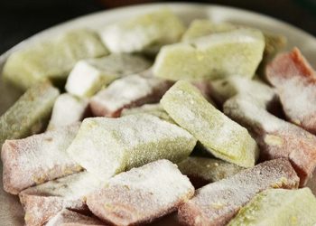 Mật mía là một trong những nguyên liệu cần thiết để làm chè lam. 