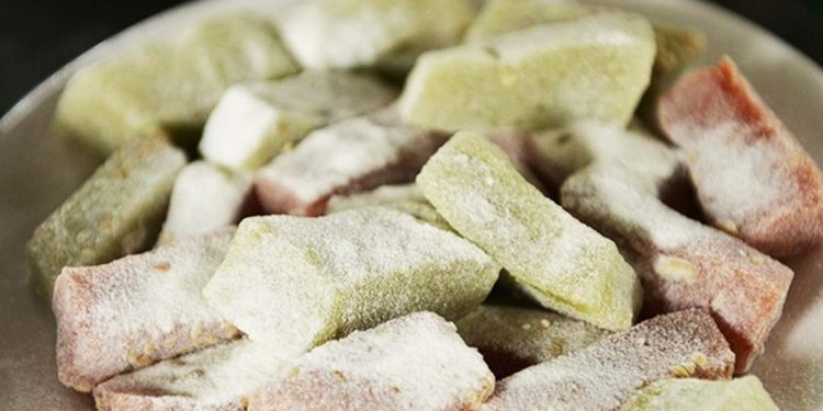 Mật mía là một trong những nguyên liệu cần thiết để làm chè lam.