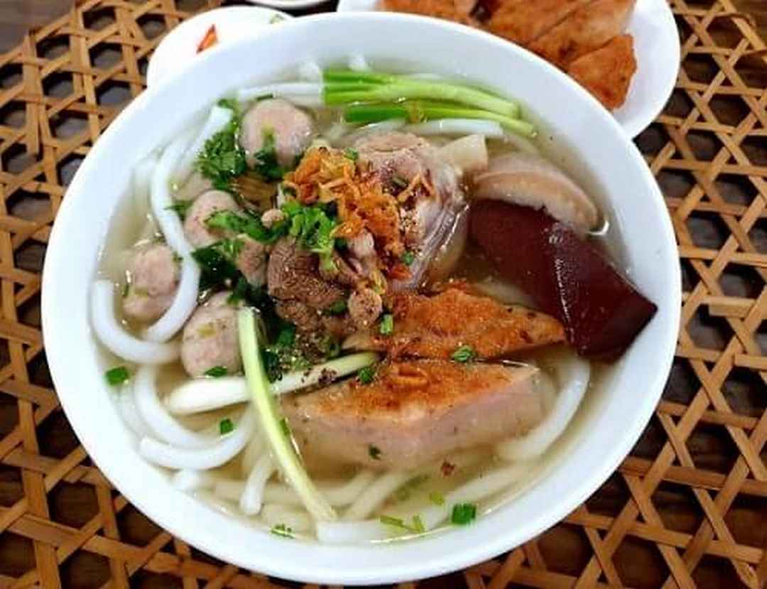 Bánh Canh Chả Cá là món ăn nổi tiếng của Việt Nam