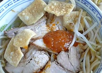 Món cao lầu truyền thống thường được bổ sung thêm tóp mỡ