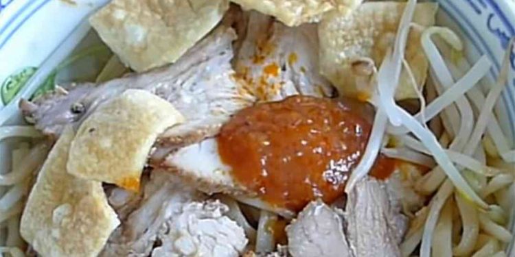 Món cao lầu truyền thống thường được bổ sung thêm tóp mỡ