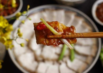 Mắm tép chấm thịt luộc là món ăn nổi tiếng của Việt Nam