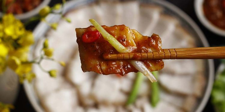 Mắm tép chấm thịt luộc là món ăn nổi tiếng của Việt Nam