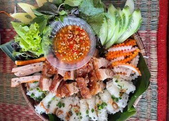 Cách thưởng thức bánh hỏi heo quay