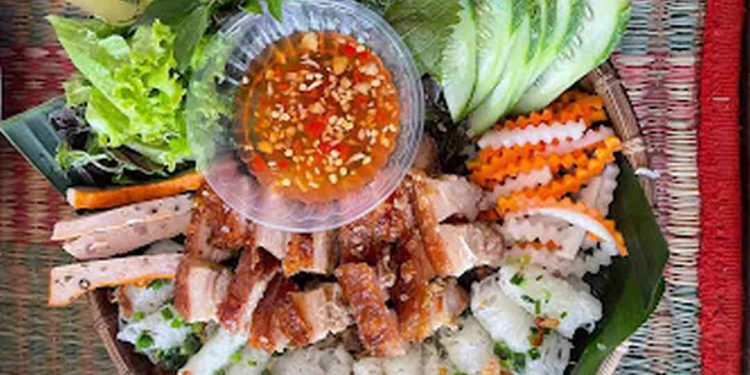 Cách thưởng thức bánh hỏi heo quay