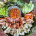 Cách thưởng thức bánh hỏi heo quay