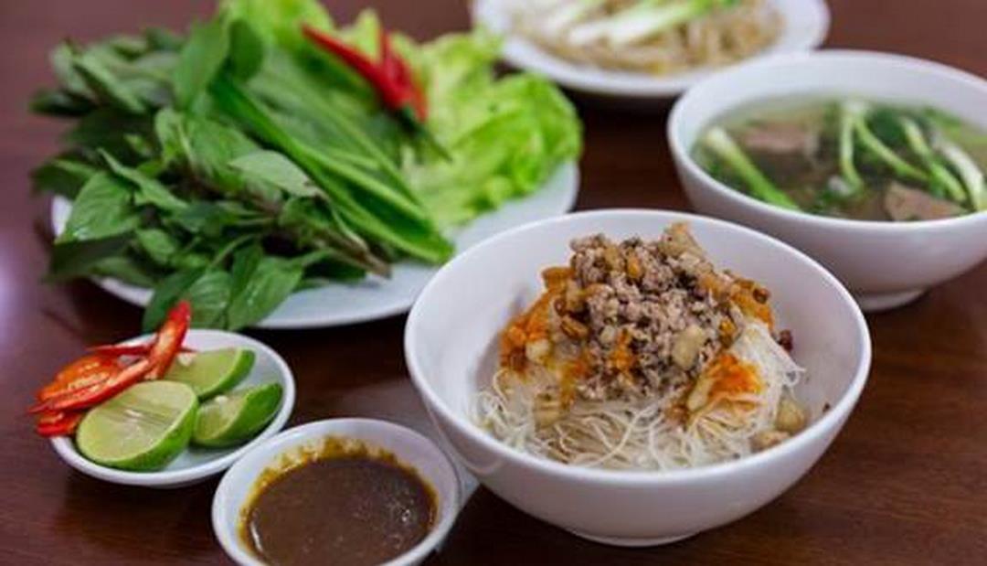 Sơ chế các nguyên liệu nấu phở khô